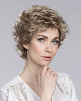 Perücke mit fransigem Kurzhaarschnitt, natürlich und stilvoll.