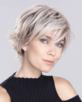 Perücke in Kurzhaar-Stil, hellblond und modern für einen frischen Look.